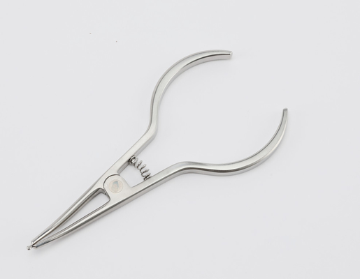Instrumentos Ortodônticos de Prata Aplique-se uma pinça elástica de aço inoxidável